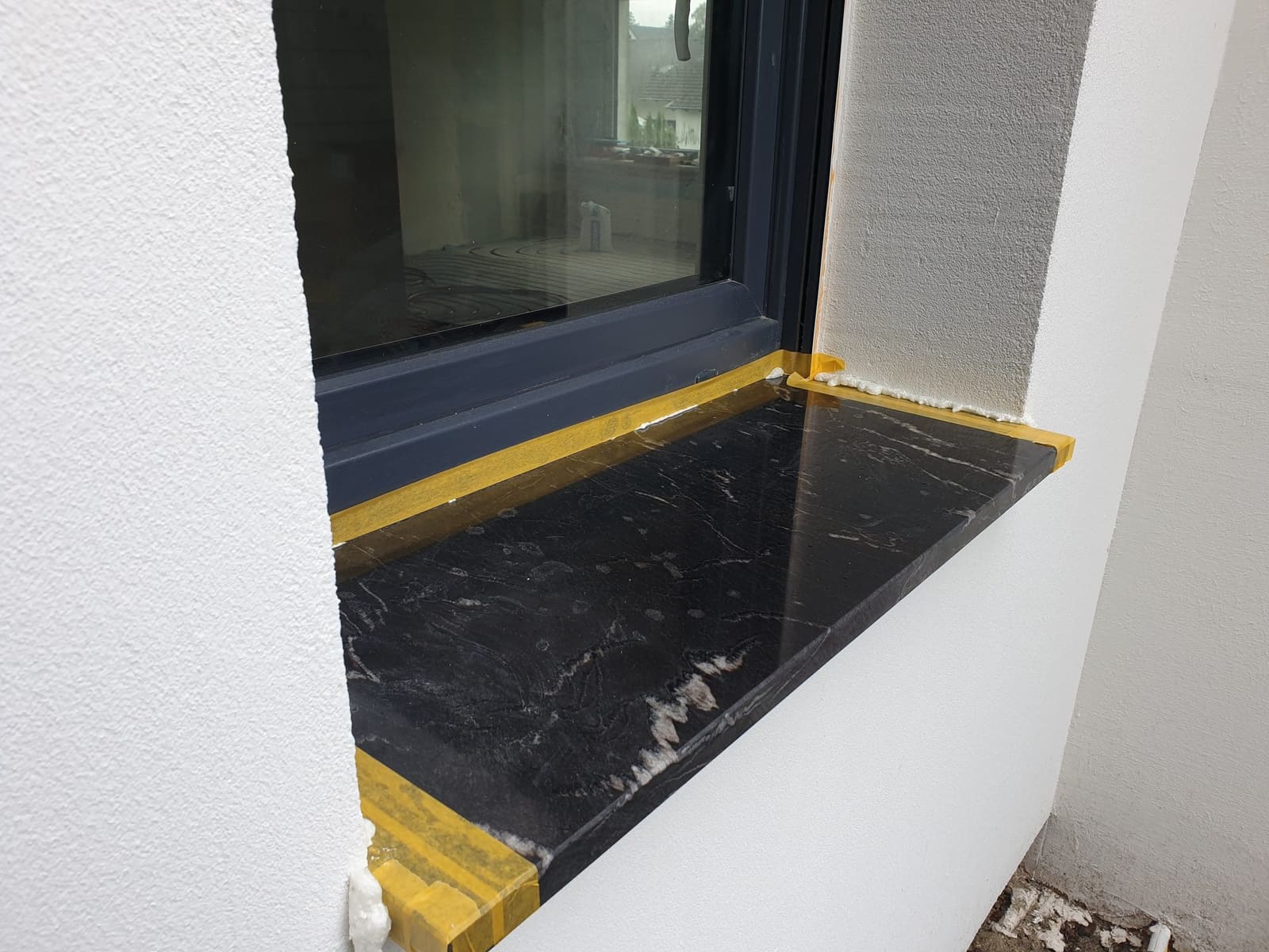 Fensterbänke und Außentreppen